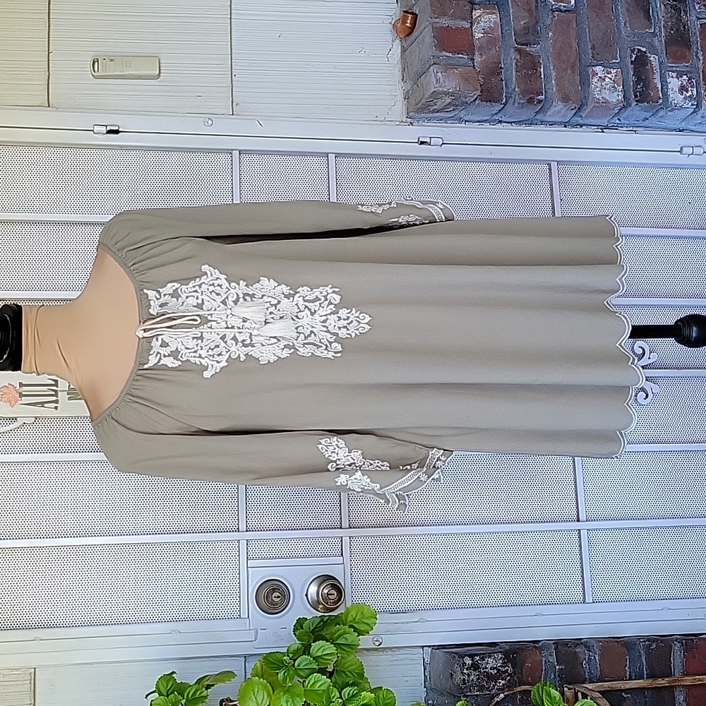 CHIC CONNECTION pale sage green, 3/4 sleeve tunic. Size M. NWOT